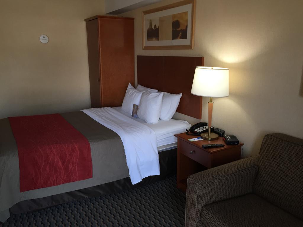 Comfort Inn Airport West Mississauga Buitenkant foto